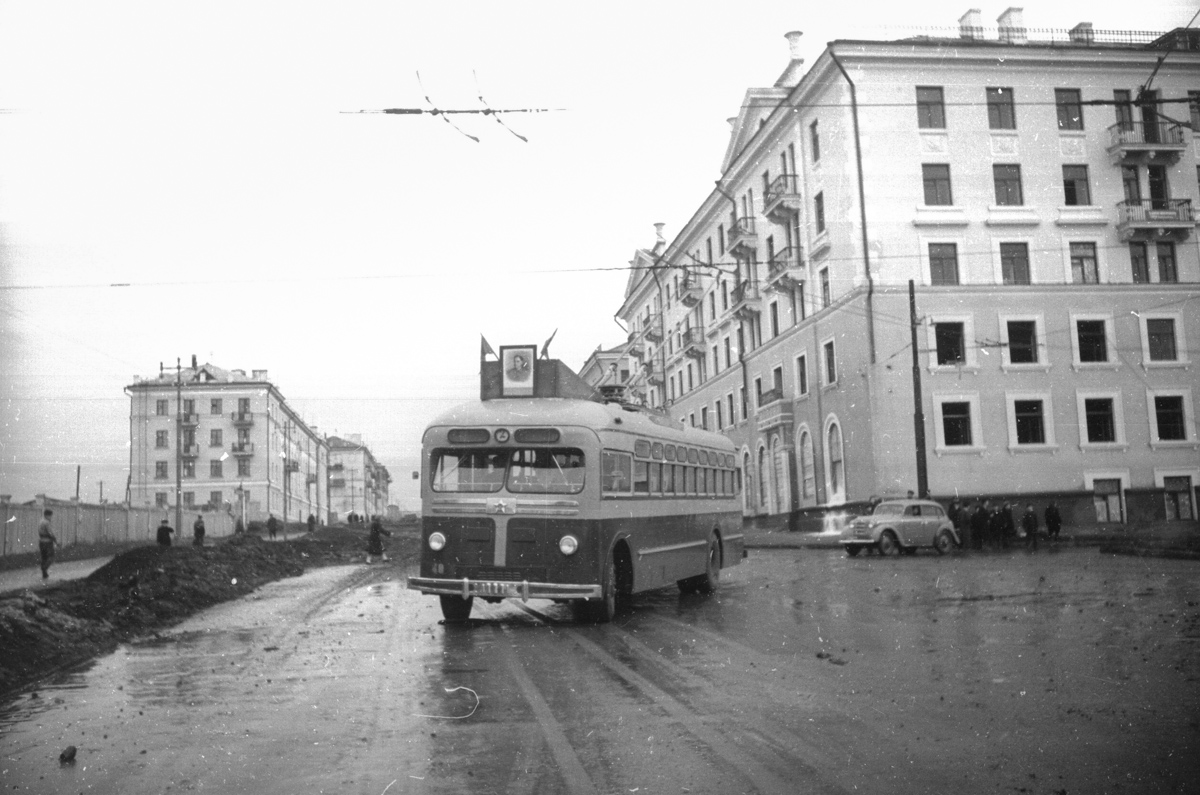 троллейбус на перекрёстке Мичурина и Масленникова, Самара, 1954 год