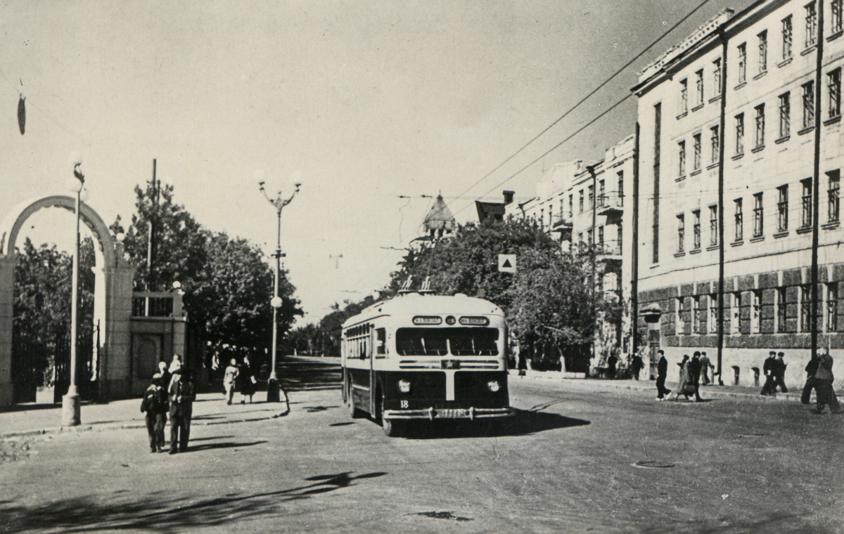 Троллейбус около входа в парк Горького, Самара, 1953 год